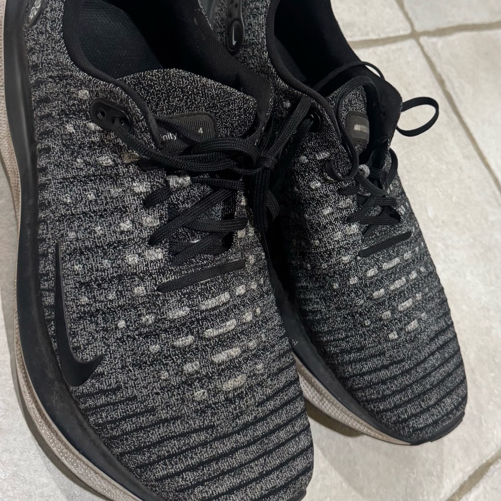Nike Men's Black and Gray Athletic Shoes